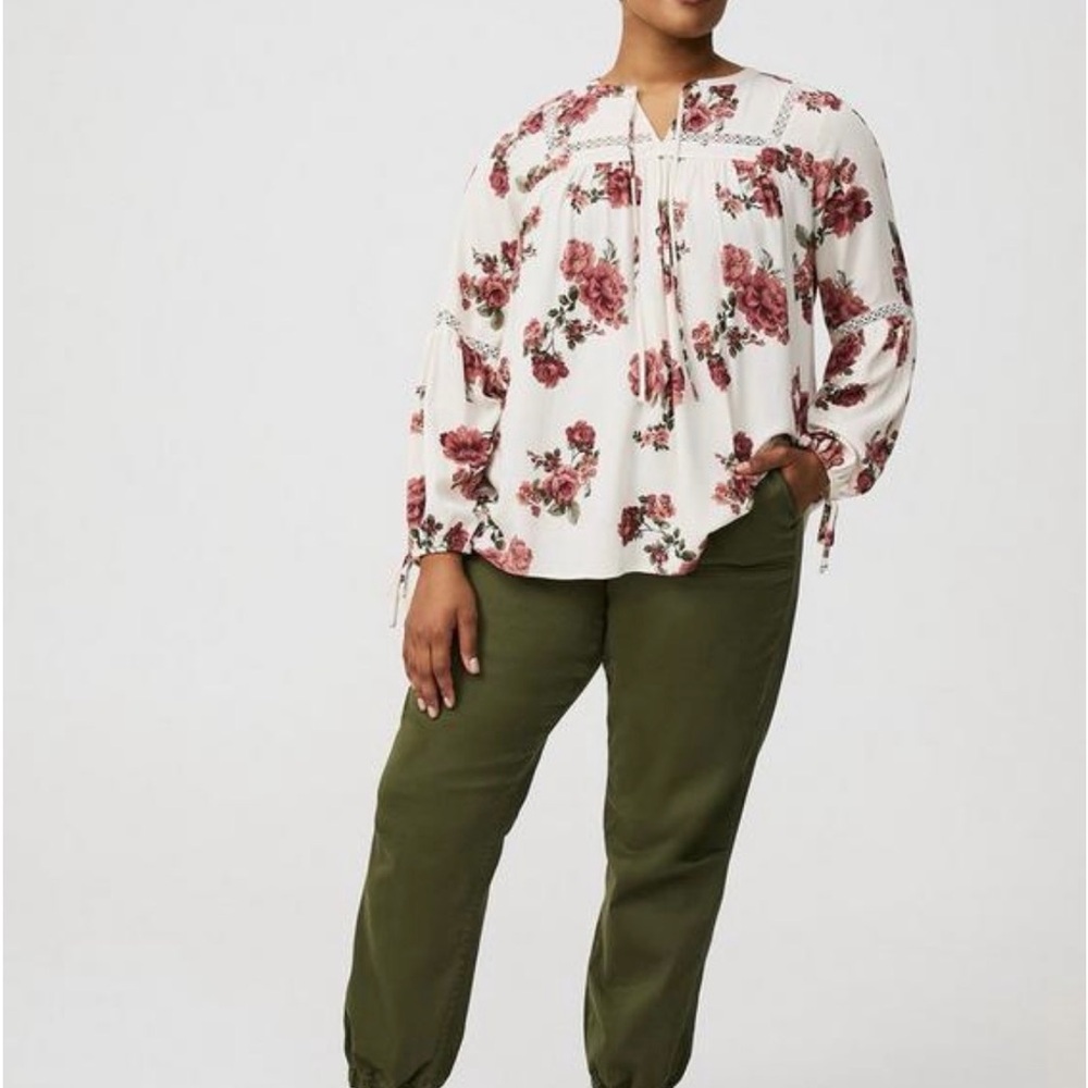 TORRID TIE-FRONT LONG SLEEVE BLOUSE PLUS SIZE 3 3X 22-24 CREAM FLORAL BRAND NEW